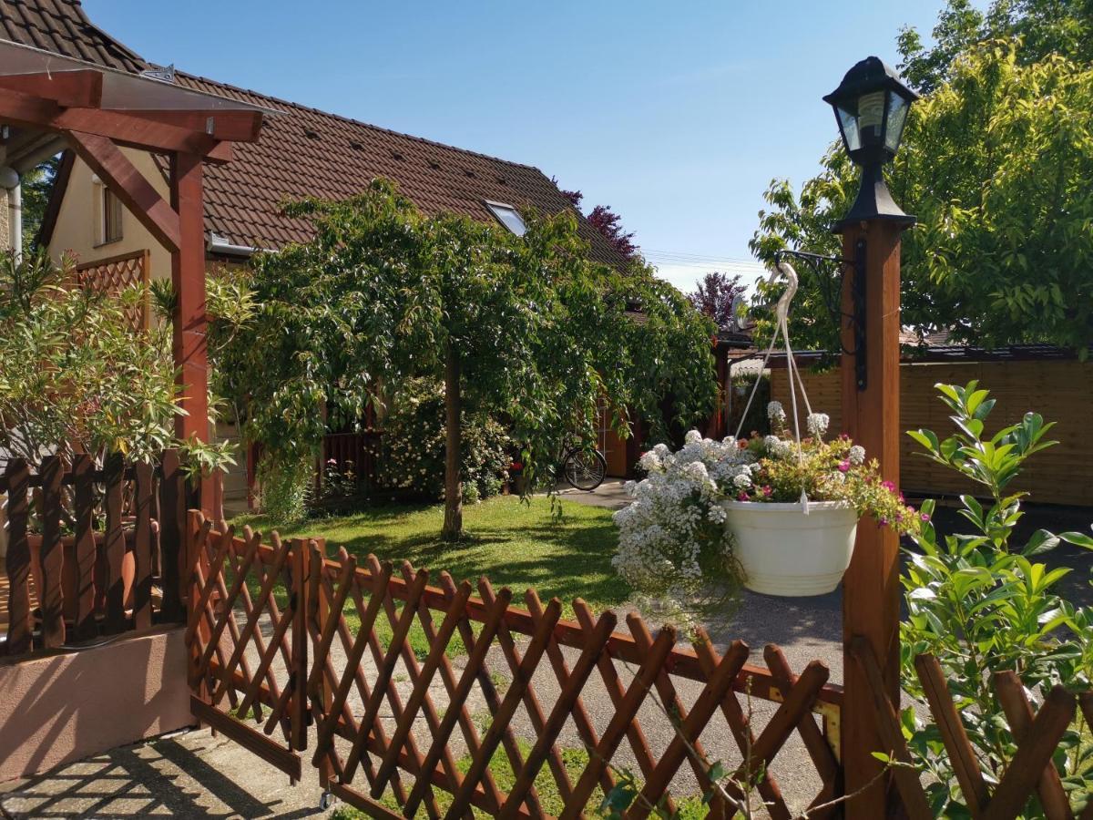 Erika vendégház centrumban Balatonkeresztúr Exterior foto